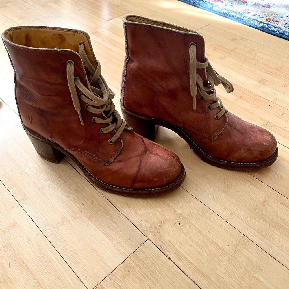 Women’s Frye Sabrina lace up boots